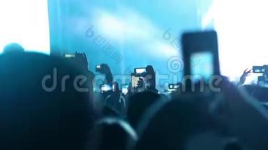 粉丝在节日里拍摄音乐会的照片和视频。